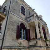 ...e circondato da finestre ad arco
